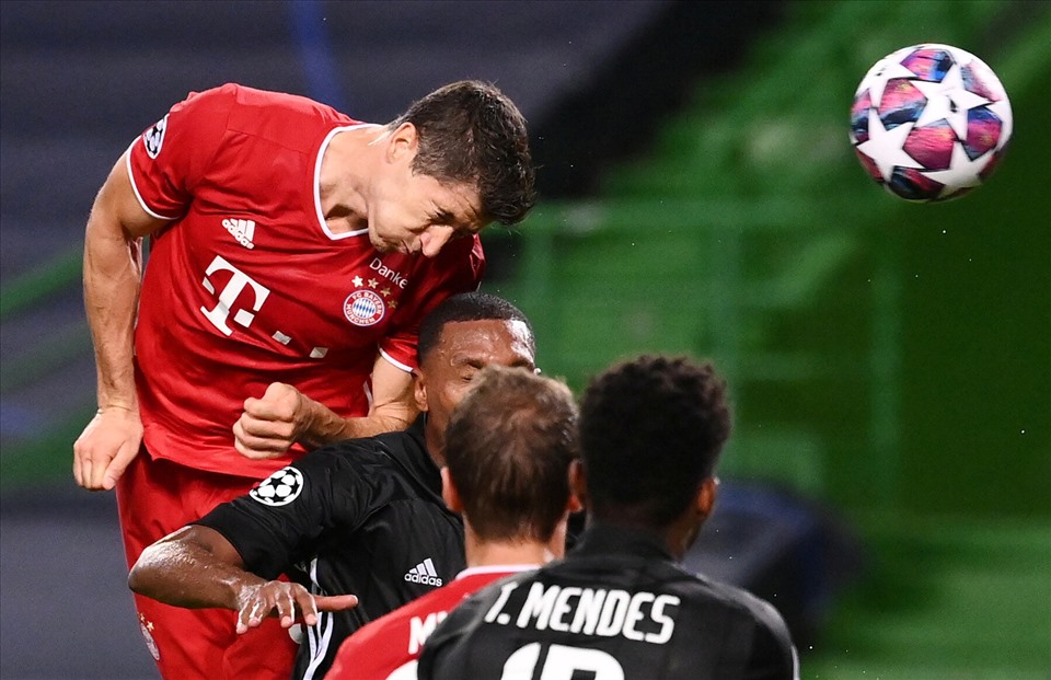 Robert Lewandowski có thể bắt kịp Cristiano Ronaldo về số bàn thắng trong một mùa giải. Ảnh: NYTimes