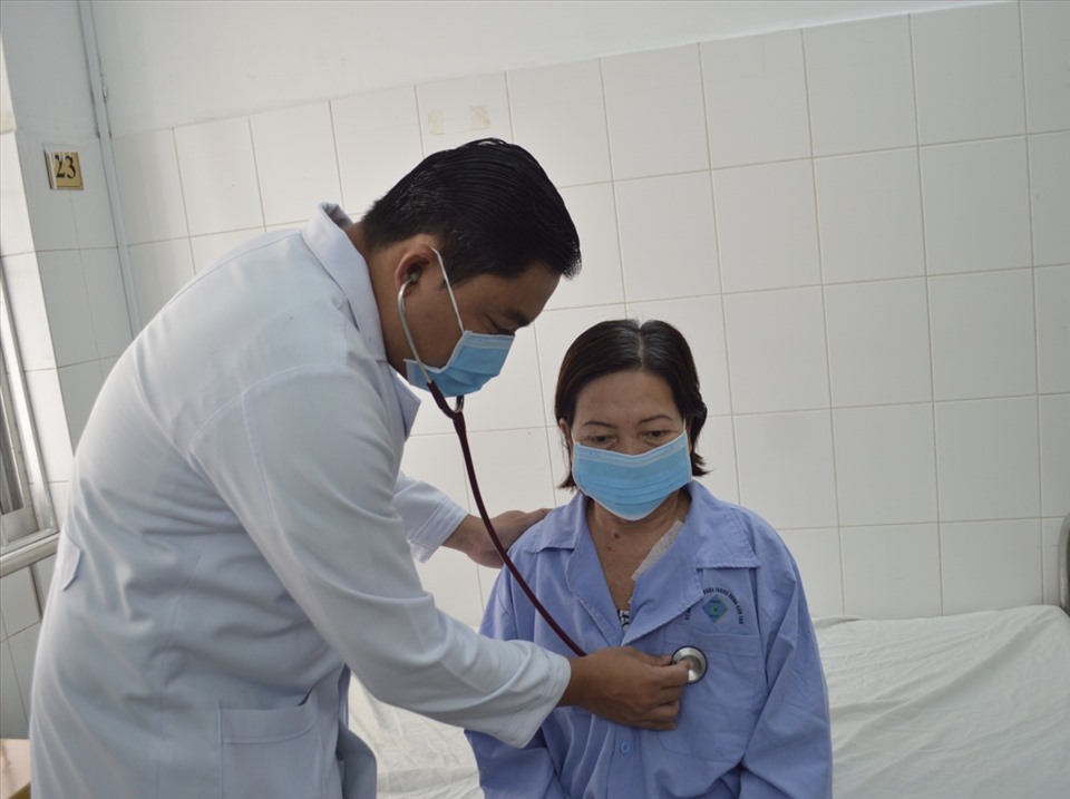 Bệnh nhân được thăm khám trước khi xuất viện. Ảnh:BVCC