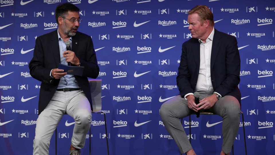 Huấn luyện viên Ronald Koeman (phải) có giữ lại ai trong số cầu thủ không được Chủ tịch Josep Maria Bartomeu tin tưởng? Ảnh: Sportsfinding