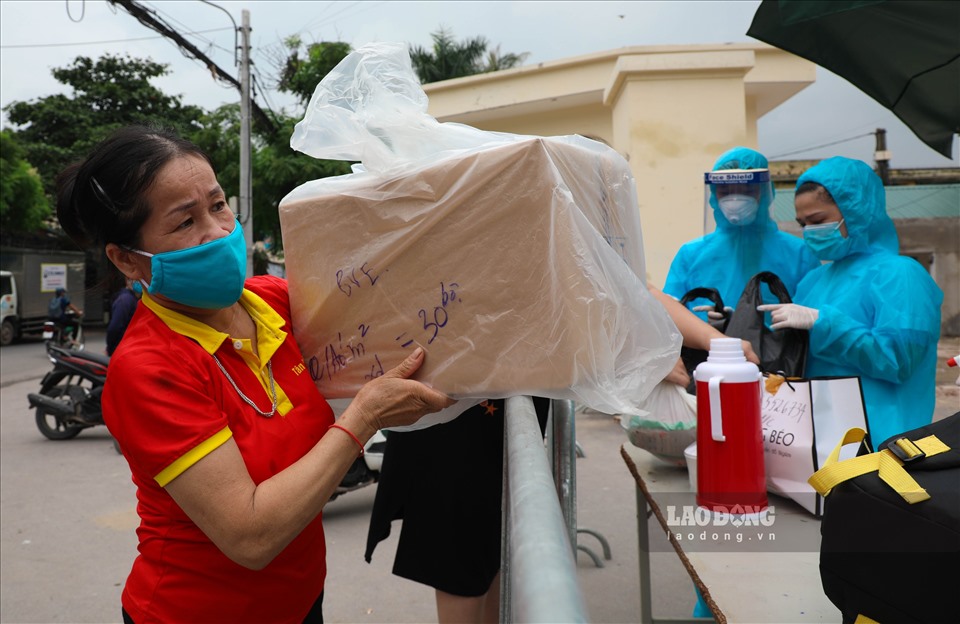Tại cổng chính của bệnh viện, các nhân viên y tế và lực lượng chức năng có mặt để kiểm soát những người ra vào khu vực này.