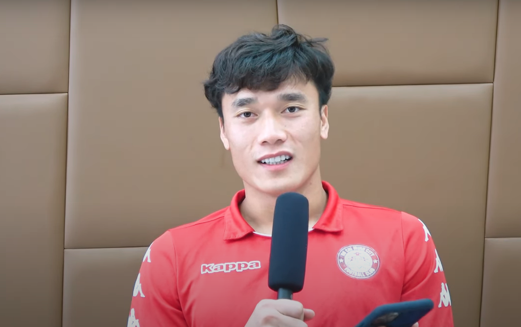 Bùi Tiến Dũng giao lưu với khán giả. Ảnh:HCMFC