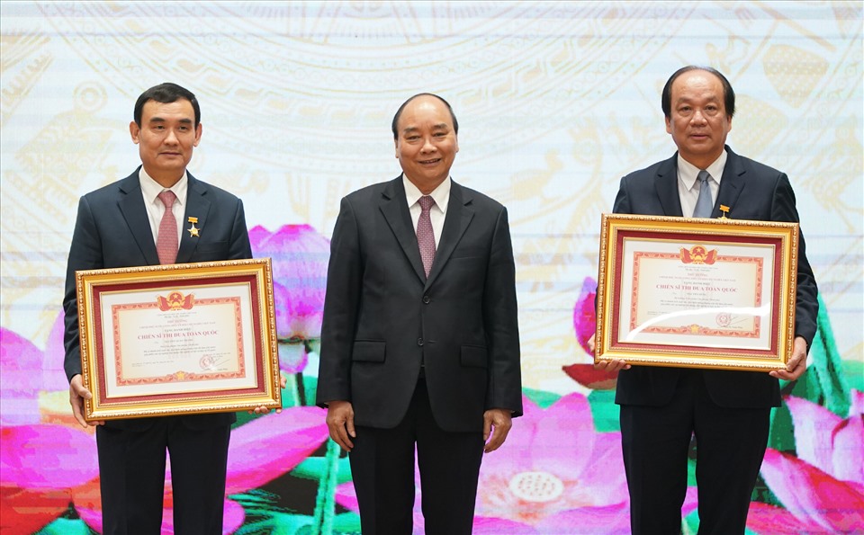 Thủ tướng Nguyễn Xuân Phúc trao danh hiệu Chiến sỹ thi đua toàn quốc tặng Bộ trưởng, Chủ nhiệm VPCP Mai Tiến Dũng và Phó Chủ nhiệm VPCP Nguyễn Xuân Thành. Ảnh: Quang Hiếu