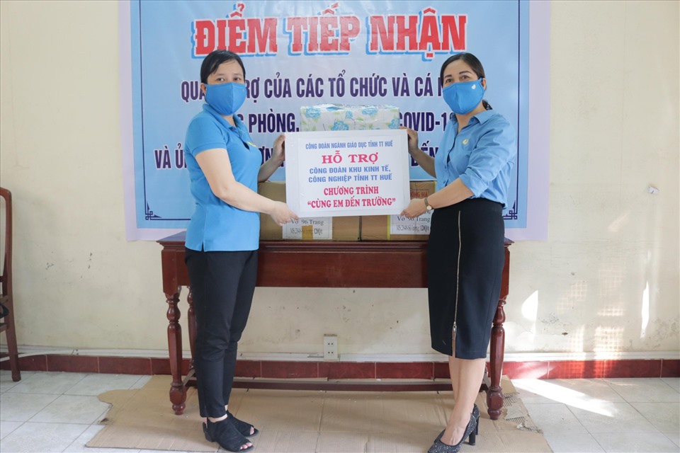 Tiếp nhận hỗ trợ từ Công đoàn ngành Giáo dục. Ảnh: CĐ.