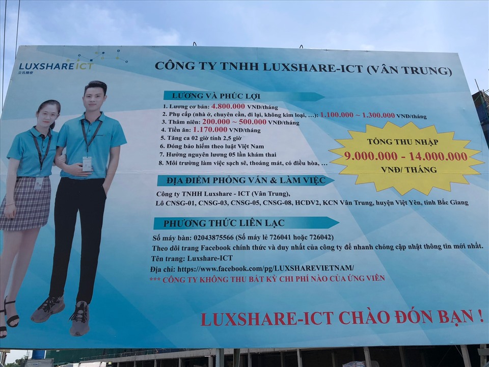 Bản thông báo tuyển dụng của công ty đặt trước cổng vào. Ảnh: Minh Phương.