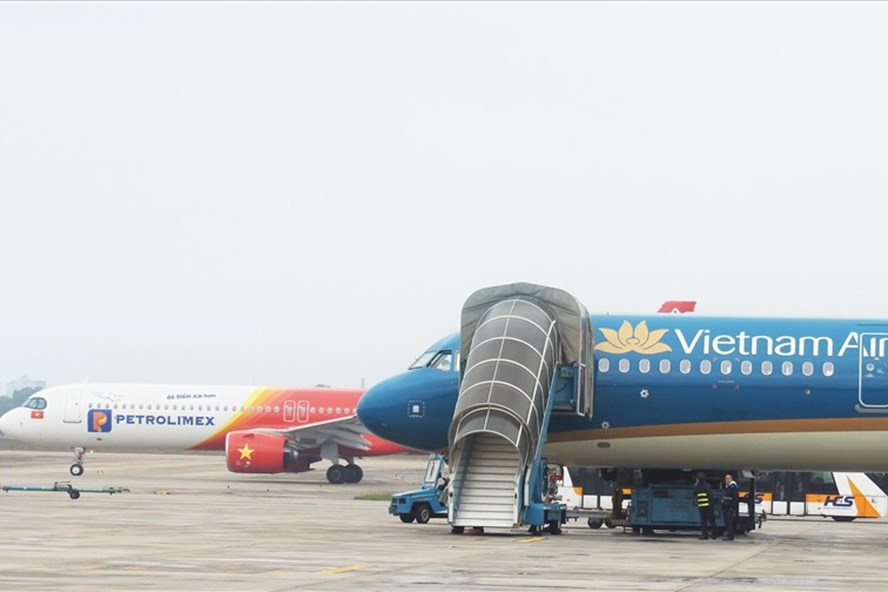 Hàng không gồng mình vượt “bão" COVID-19. Ảnh: VNA