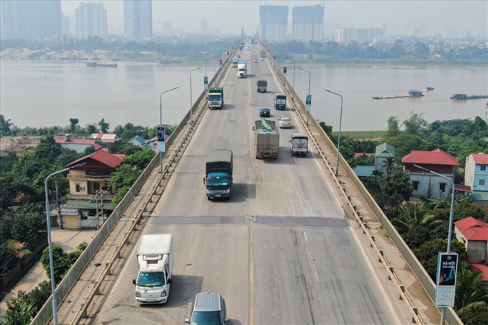 Cầu Thăng Long nằm trên địa phận phường Đông Ngạc, quận Bắc Từ Liêm, khởi công từ ngày 26.11.1974 và hoàn thành sau 11 năm xây dựng với sự giúp đỡ về kỹ thuật và công nghệ của các chuyên gia Trung Quốc và Liên bang Nga. Đây là cây cầu thứ 2 bắc qua sông Hồng trên địa phận Hà Nội sau cầu Long Biên đã quá tải tại thời điểm đó. Thăng Long là cây cầu duy nhất gồm 2 tầng. Phía dưới là làn đường dành cho tàu hỏa; làn xe máy, xe đạp rộng 11m. Tầng trên chỉ dành cho các phương tiện xe cơ giới. Cầu Thăng Long là cây cầu quan trọng kết nối vành đai 3 của Hà Nội qua sông Hồng, với lưu lượng các phương tiện vận tải rất lớn từ các tỉnh phía bắc về Hà Nội và ngược lại nên chất lượng mặt cầu xuống cấp trầm trọng. Hiện tại, mặt cầu Thăng Long đang trong quá trình sửa chữa.