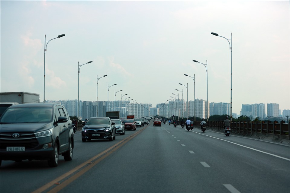 Cầu Vĩnh Tuy có tổng mức đầu tư gần 3.600 tỉ đồng, được khánh thành giai đoạn 1 vào năm 2010, kết nối vành đai 2 của Hà Nội. Sau 10 năm đưa vào sử dụng, cầu bắt đầu quá tải khi lưu lượng tăng đột biến với hàng loạt tòa nhà chung cư cao tầng mọc lên tại hai đầu cầu. Trong thời gian tới, cầu Vĩnh Tuy 2 sẽ được xây dựng nhằm giảm tải cho cầu Vĩnh Tuy hiện tại.