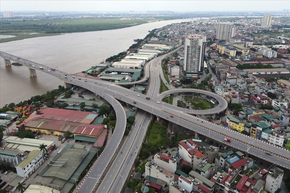 Cầu Vĩnh Tuy có tổng mức đầu tư gần 3.600 tỉ đồng, được khánh thành giai đoạn 1 vào năm 2010, kết nối vành đai 2 của Hà Nội. Sau 10 năm đưa vào sử dụng, cầu bắt đầu quá tải khi lưu lượng tăng đột biến với hàng loạt tòa nhà chung cư cao tầng mọc lên tại hai đầu cầu. Trong thời gian tới, cầu Vĩnh Tuy 2 sẽ được xây dựng nhằm giảm tải cho cầu Vĩnh Tuy hiện tại.