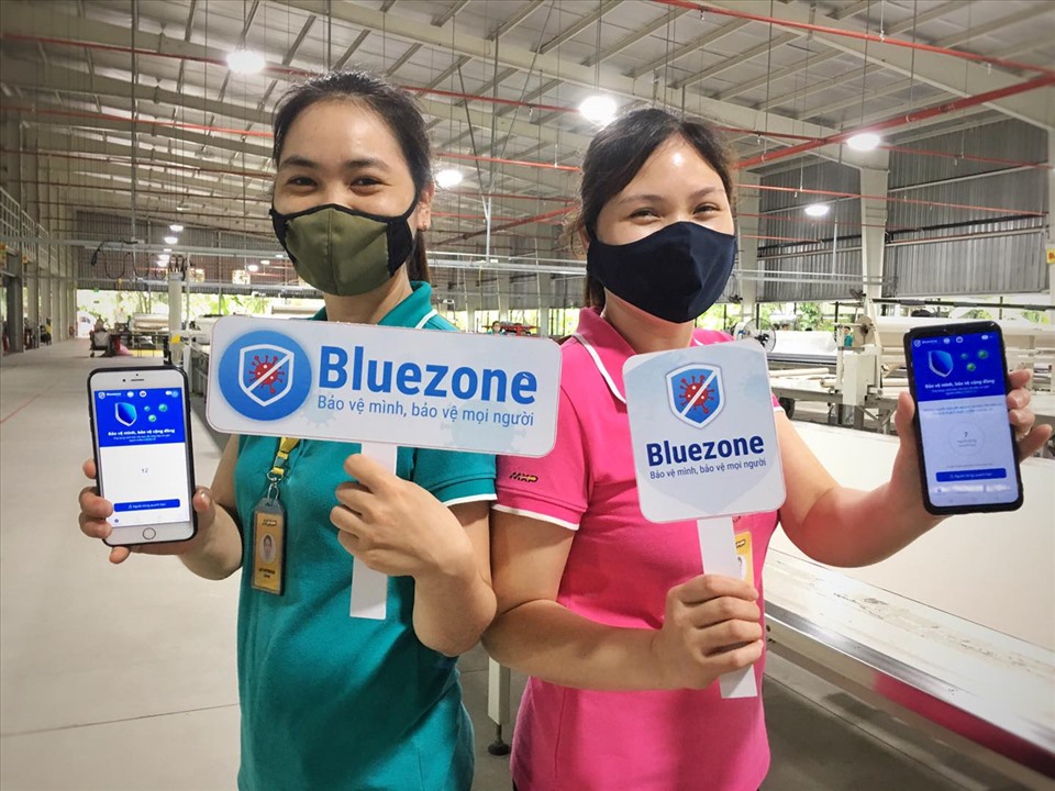 Công nhân MXP hưởng ứng cài đặt ứng dụng Bluezone. Ảnh MXP