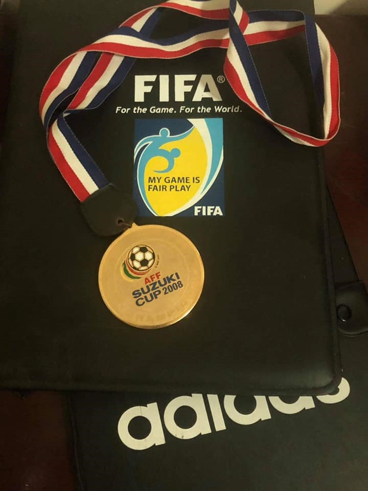 Tấm Huy chương Vàng AFF Cup 2008 của cựu tuyển thủ Việt Thắng. Ảnh: Đắc Văn