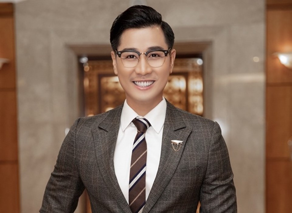 MC Nguyên Khang thay đổi phong cách, trở nên lịch lãm hơn. Ảnh: Tiên Nguyễn. MC Nguyên Khang thay đổi phong cách, trở nên lịch lãm hơn. Ảnh: Tiên Nguyễn.