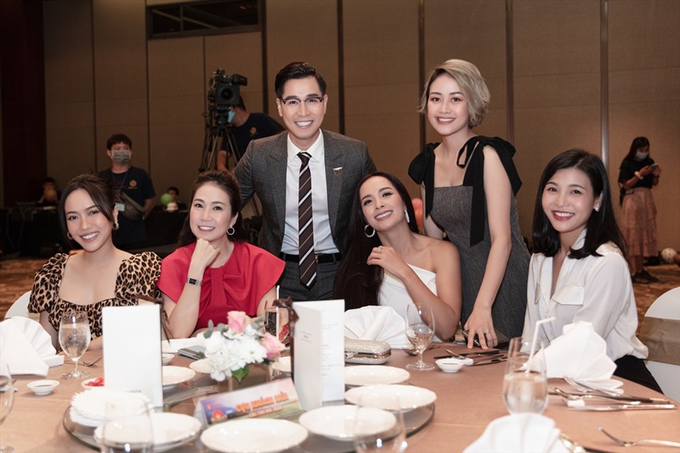 Nguyên Khang vui vẻ hội ngộ bên các MC của chương trình