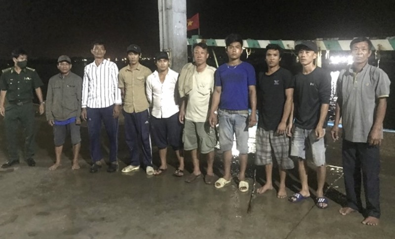 9 thuyền viên trên tàu cá bị chìm trên vùng biển Bà Rịa-Vũng Tàu đã vào bờ an toàn. Ảnh: Văn Danh