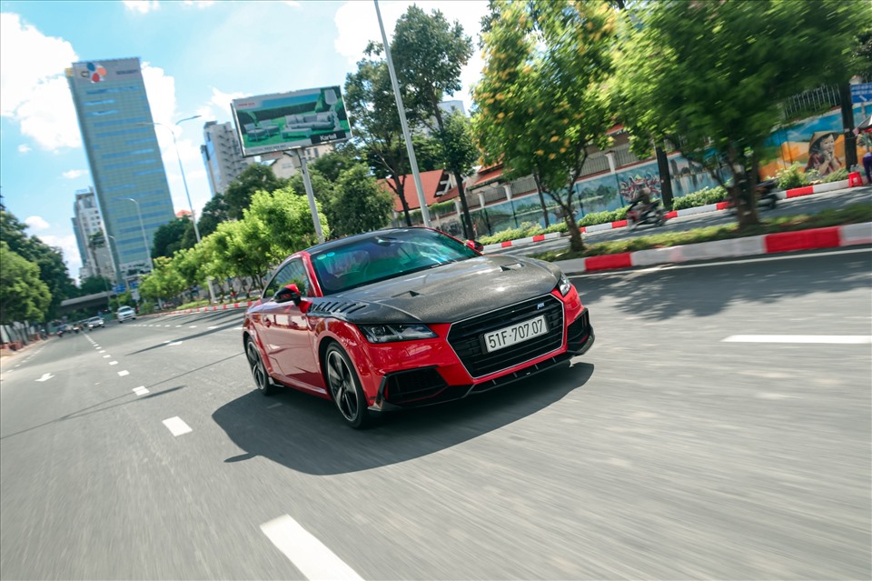 Chiếc Audi TT RS đặc biệt khoác trên mình bộ đồ ABT Sportsline chính hãng đầu tiên và duy nhất tại Việt Nam tại thời điểm này cùng biển số VIP nổi bật khi chạy trên đường phố Sài Gòn. Ảnh: