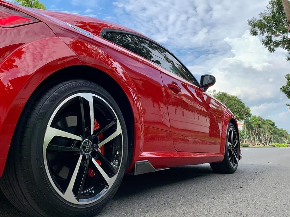 Cận cảnh phần hông xe Audi TT RS nguyên bản với góc nhìn từ phía sau. Ảnh: Khánh Linh.
