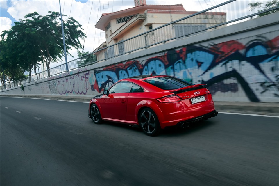 Chủ nhân của chiếc Audi TT chia sẻ, bộ đồ ABT Sportsline mà anh đã đặt mua gồm có full body-kit, nắp ca-pô, cản trước và sau và pô xe. Tổng giá trị của set phụ kiện hàng hiệu này không dưới 400 triệu. Ảnh: Khánh Linh.