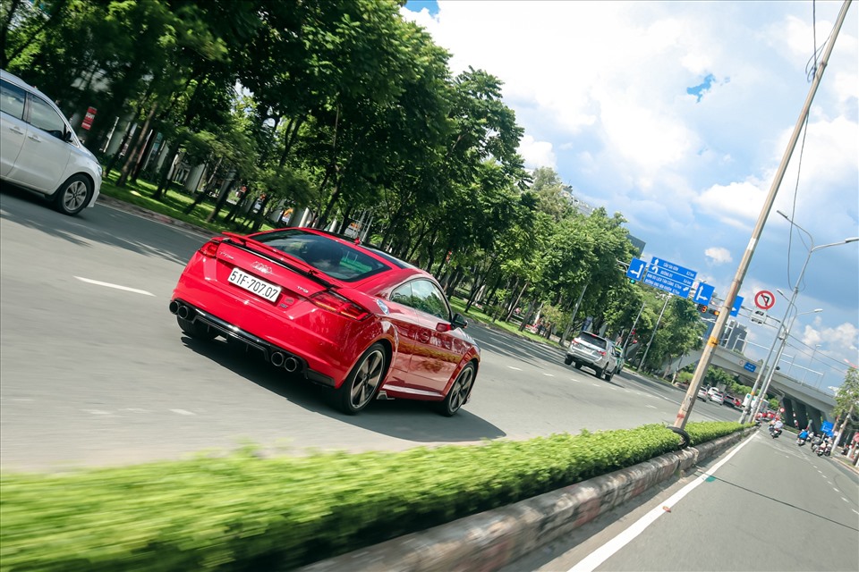Hãng độ này có liên kết chính hãng với Audi Việt Nam, chủ yếu ở các hạng mục nâng cấp về ngoại hình như bộ body-kit, cánh lướt gió sau và hệ thống ống xả kép, mâm bánh… với mức giá khá « chát » từ 10.000 đến 20.000 USD/bộ. Ảnh: Khánh Linh.