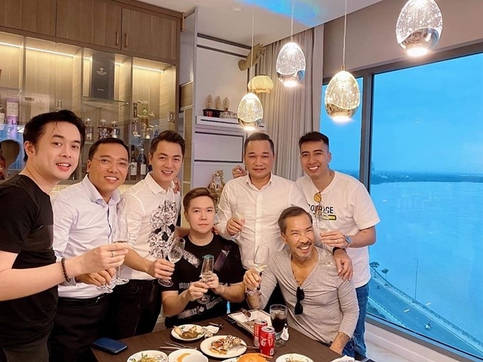Lê Hiếu thường mời các nghệ sĩ đến thăm nhà. Ảnh: NSCC