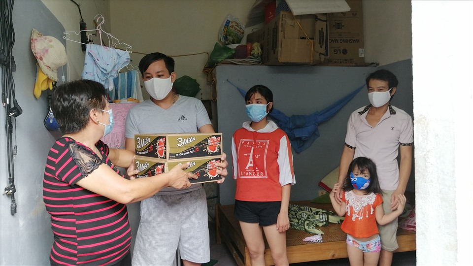 Bà Nhu hỗ trợ lương thực đến những hộ gia đình công nhân khó khăn. Ảnh: M.H
