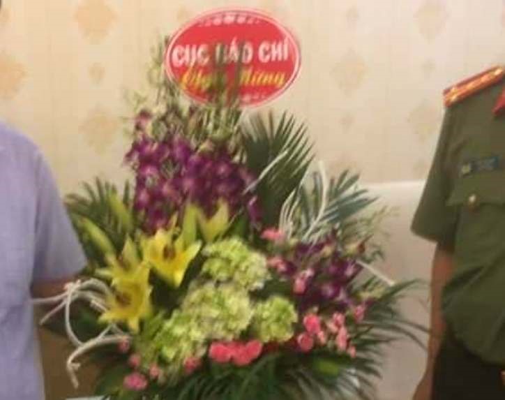 Lãng hoa chúc mừng của trường hợp nghi giả danh người của Cục Báo chí. Ảnh: Từ Facebook nhân vật