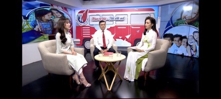 Ông Nguyễn Thanh Đạm và Hoa hậu Phí Thùy Linh tại trường quay.