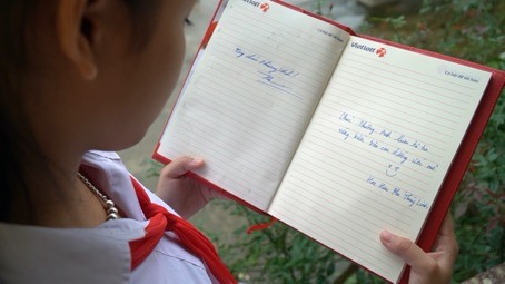 Phương Anh nhận được món quà từ Ông Nguyễn Thanh Đạm và Hoa hậu Phí Thùy Linh.