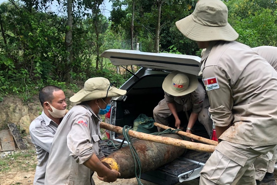 Đội rà phá bom mìn di chuyển quả bom ra khỏi địa điểm được phát hiện. Ảnh: EOD 1 cung cấp.
