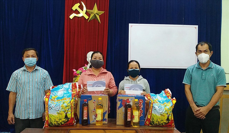 Đại diện Quỹ TLV Lao Động và LĐLĐ TP Hội An trao quà cho CNLĐ có hoàn cảnh khó khăn.