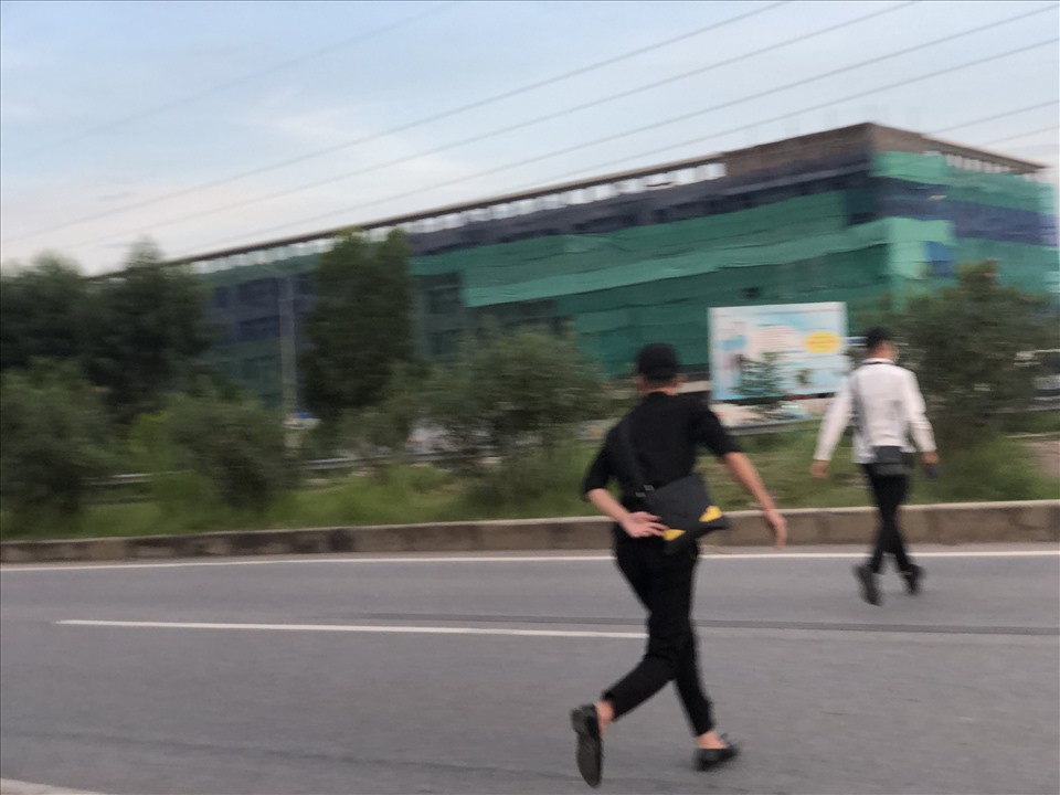 Họ vội vã chạy qua đường.