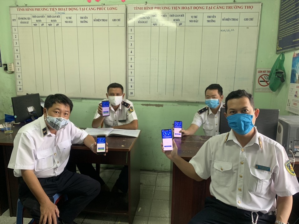 CNVCLĐ ngành Giao thông vận tải TPHCM cài đặt Blueznoe phòng chống COVID-19 theo lời kêu gọi của Tổng LĐLĐ Việt Nam. Ảnh Đức Long
