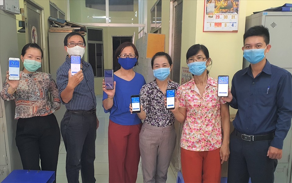 CNVCLĐ quận 4 cài đặt ứng dụng Bluezone phòng chống dịch COVID-19 theo lời kêu gọi của Tổng LĐLĐ Việt Nam. Ảnh Đức Long