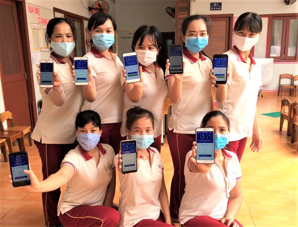 Giáo viên Trường mầm non Hoa Hồng Đỏ, Quận 9, cài đặt Bluezone phòng chống COVID-19 theo lời kêu gọi của Tổng LĐLĐ Việt Nam . Ảnh Đức Long