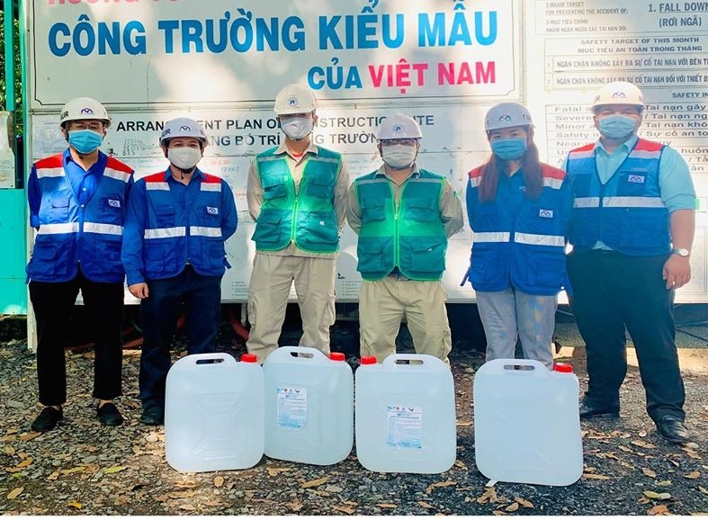 Đoàn thanh niên Ban Quản lý Đường sắt đô thị cùng với Chi đoàn Trung tâm Phát triển Khoa học và Công nghệ Trẻ trao tặng dung dịch sát khuẩn cho công nhân đang thi công tại công trường của tuyến metro số 1 (Bến Thành – Suối Tiên) - ảnh BĐSĐT