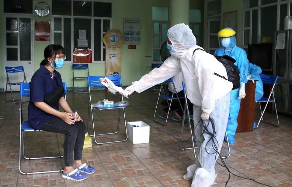 Phóng viên tác nghiệp tại khu vực có nguy cơ lây nhiễm. Ảnh: Quốc Dũng