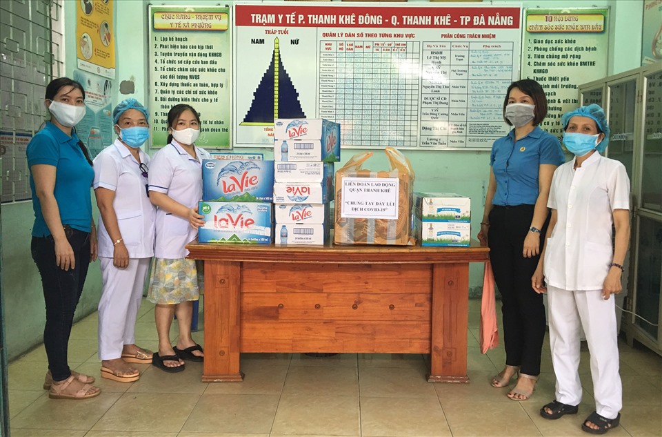 Liên đoàn Lao động quận Thanh Khê tặng quà Trạm Y tế phường Thanh Khê Đông. Ảnh: Lê Văn Thơm