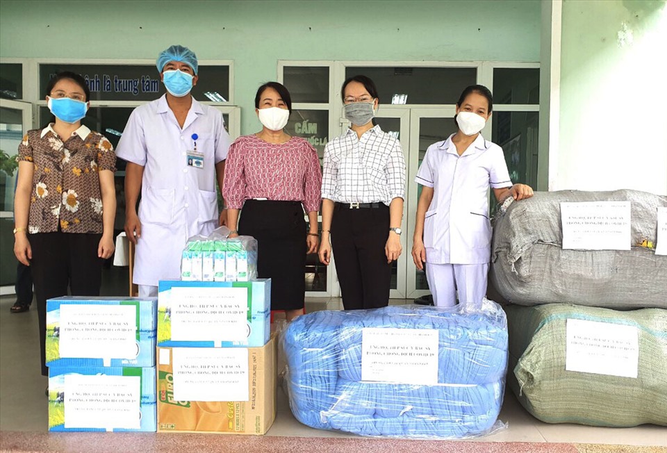 Hội Liên hiệp Phụ nữ quận Thanh Khê hỗ trợ vật dụng, nhu yếu phẩm cho Trung tâm Y tế quận Thanh Khê. Ảnh: Lê Văn Thơm