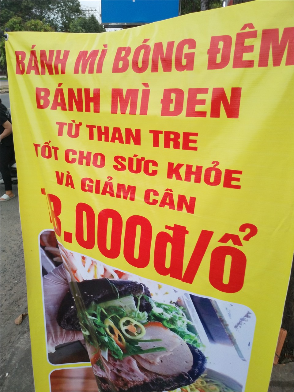 Bánh mỳ Bóng Đêm làm từ than tre. Ảnh: K.Q