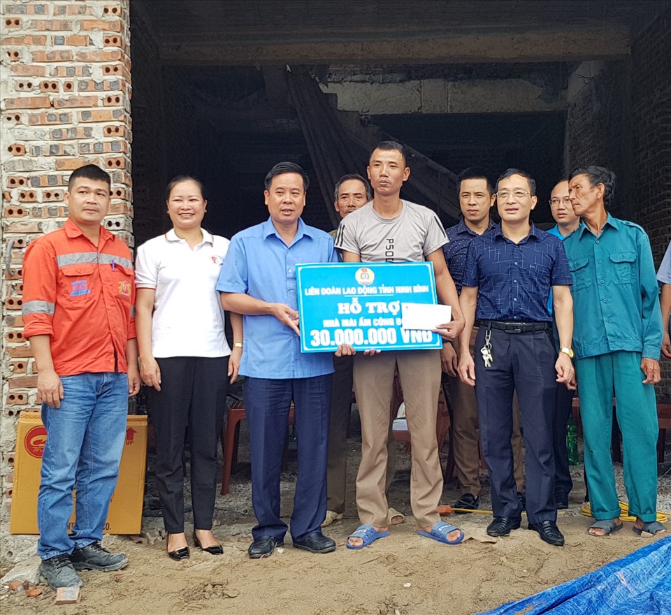Trao tiền hỗ trợ cho gia đình anh