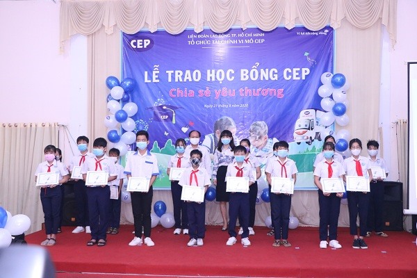 Học sinh là con em CNLĐ vượt khó học giỏi được nhận học bổng CEP. Ảnh: Khánh Phong