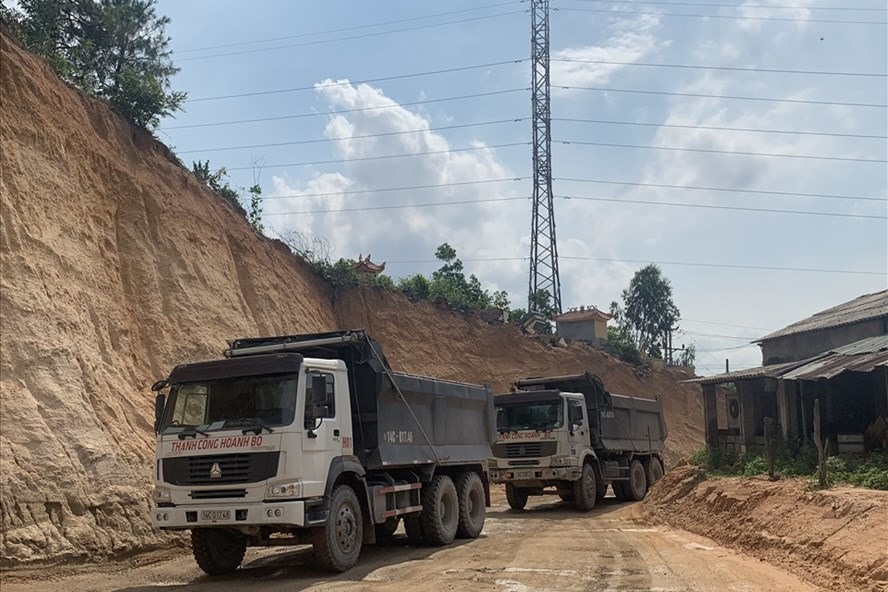 Cty CP phát triển KCN Việt Hưng khai thác đất uy hiếp sự an toàn của hệ thống truyền tải điện quốc gia tại phường Hoành Bồ, TP.Hạ Long. Ảnh: Ngọc Duy