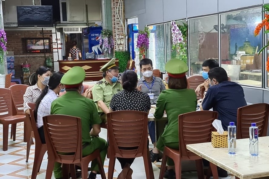 Quán nướng bắt cô gái quỳ xin lỗi bị phạt hơn 30 triệu đồng về các lỗi vi phạm an toàn thực phẩm. Ảnh: T. Minh