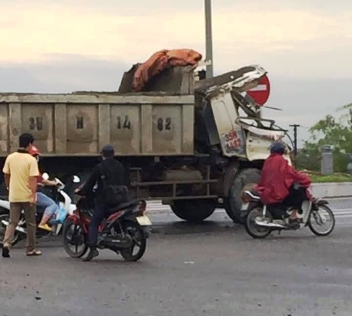 Chiếc xe tải bị bẹp dúm phần đầu sau vụ va chạm. Ảnh: NT