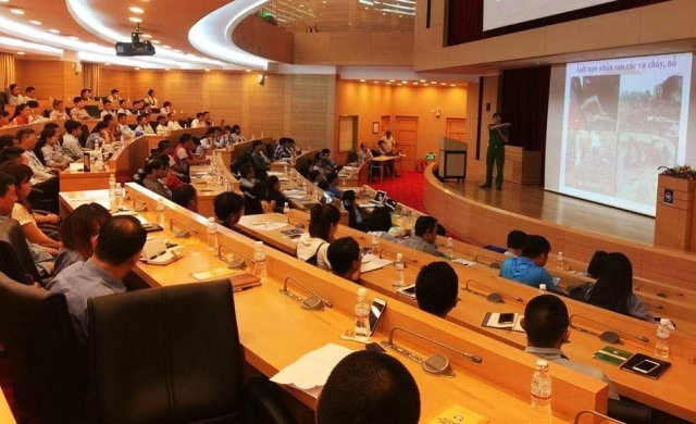 Tuyên truyền, đối thoại về pháp luật cho doanh nghiệp, người lao động tại KKT Vũng Áng. Ảnh: CĐ.