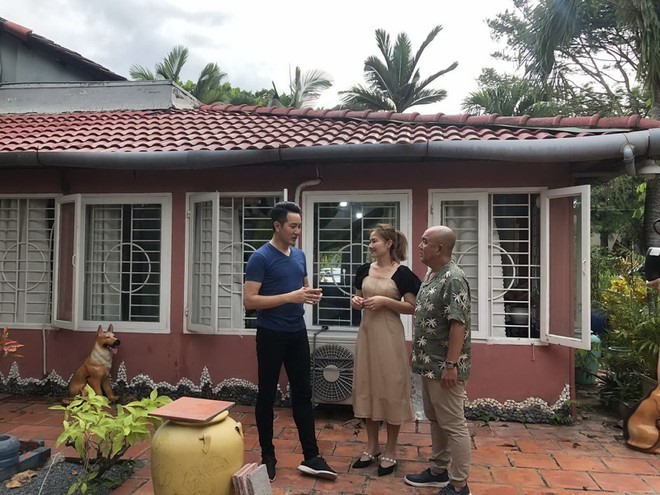 Nguyễn Phi Hùng đón tiếp các nghệ sĩ đến thăm nhà. Ảnh: MCV