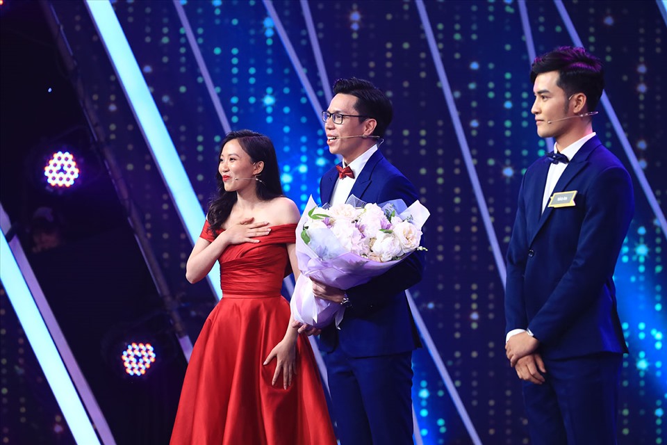 Mai Tường Vân trao hoa cho BTV Hồng Sơn. Ảnh: Vie