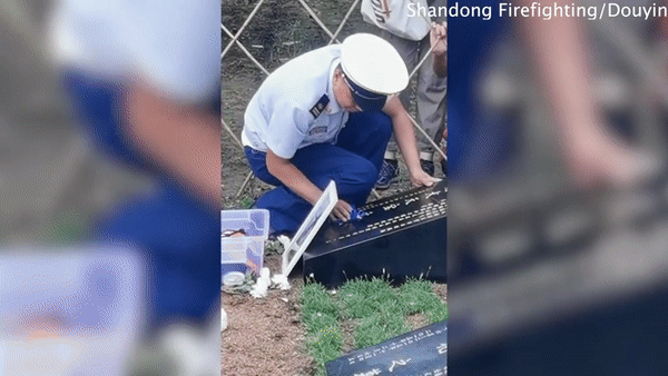 Anh Wang khóc nức nở bên mộ khi tiễn biệt Tianbao. Ảnh: Daily Mail.
