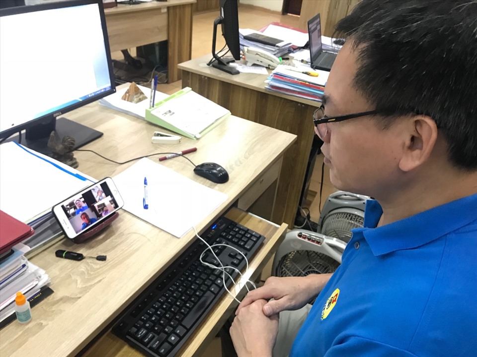 Các thành viên trong Ban chỉ đạo họp trực tuyến. Ảnh: Chu Kiên