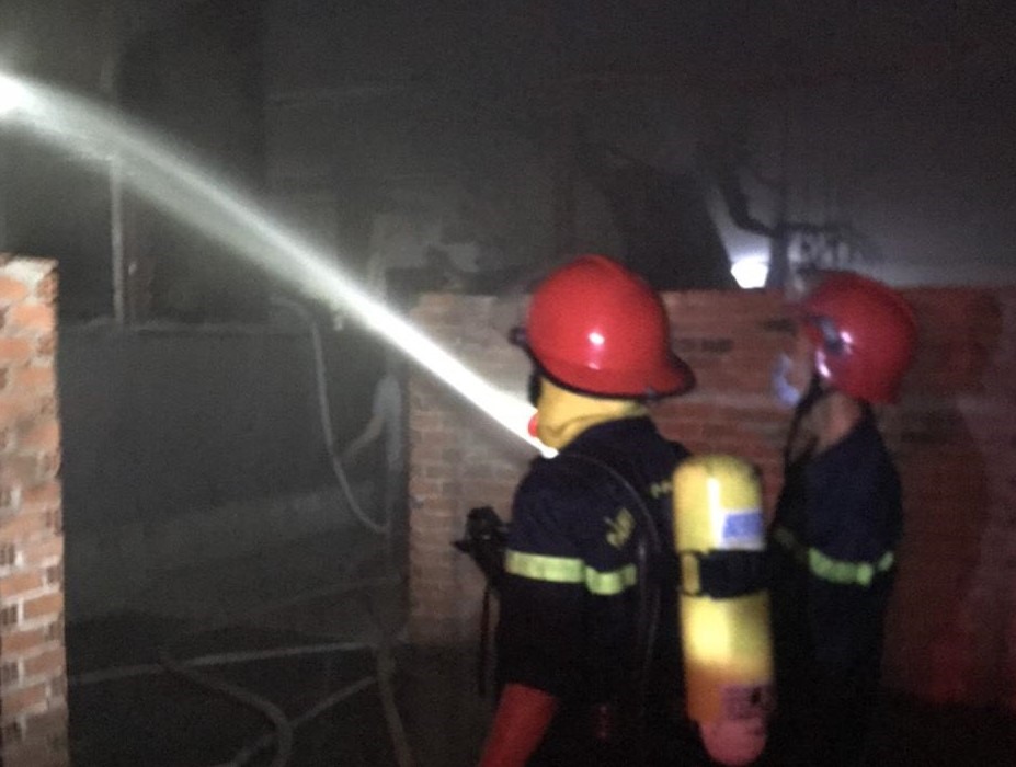 Vụ cháy nhiều khói độc khiến công tác chữa cháy gập khó khăn. Ảnh: Dương Bình