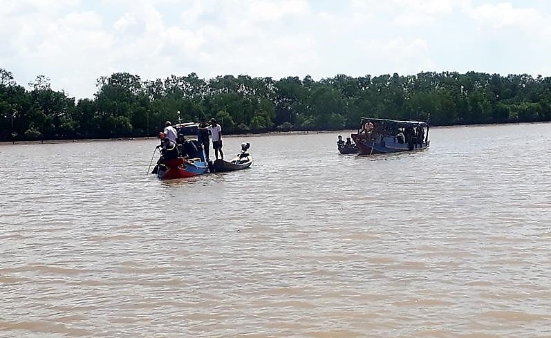 Lực lượng chức năng tìm kiếm các nạn nhân. Ảnh: Thanh Huyền