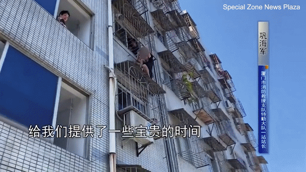 Anh Ge đã mạo hiểm đỡ đứa trẻ khoảng 1 tiếng trước khi cậu bé được giải cứu. Ảnh: Daily Mail.